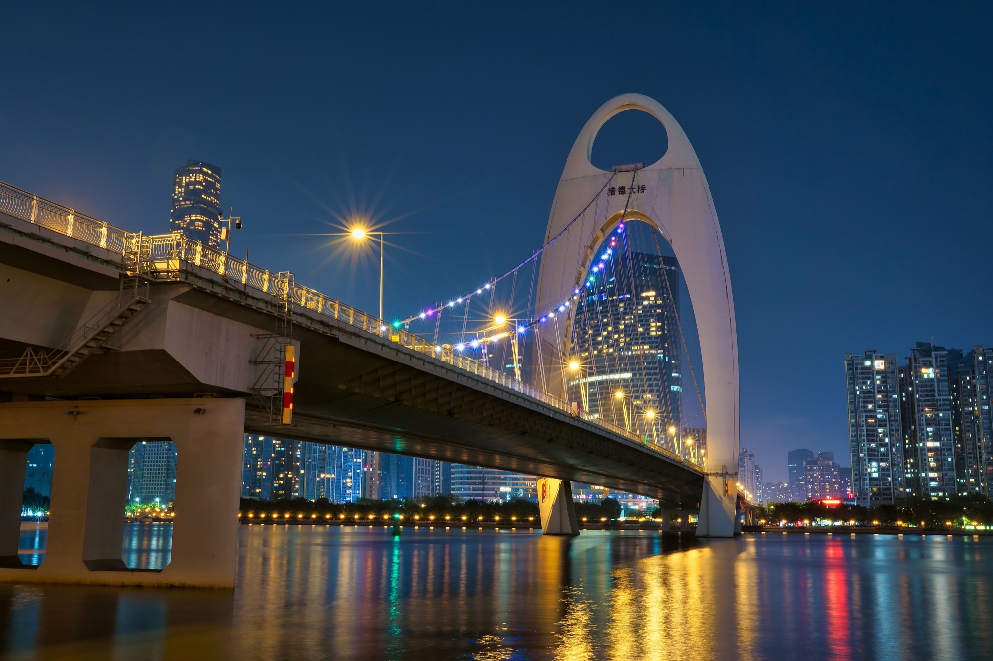 Vista nocturna del río de las Perlas y el puente Liede en Guangzhou, China